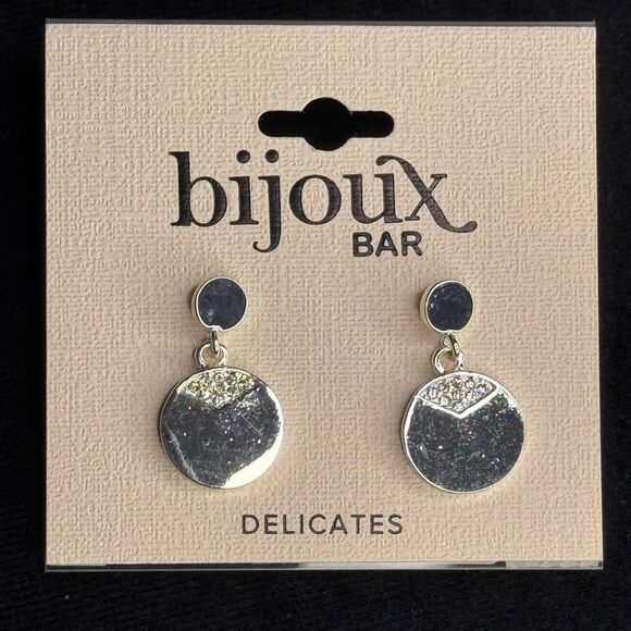 JCP Bijoux Bar Silver Tone Sparkly Statement Earrings 1in - Picture 1 of 7